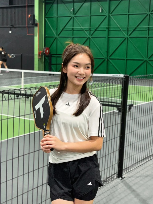 Pickleball girl mặc gì cho chuẩn? Một bên mê váy ngắn mát mẻ, một bên trung thành đồ dài tay - Ảnh 12. Pickleball girl mặc gì cho chuẩn? Một bên mê váy ngắn mát mẻ, một bên trung thành đồ dài tay - Ảnh 12.