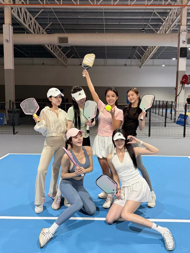 Pickleball girl mặc gì cho chuẩn? Một bên mê váy ngắn mát mẻ, một bên trung thành đồ dài tay - Ảnh 1. Pickleball girl mặc gì cho chuẩn? Một bên mê váy ngắn mát mẻ, một bên trung thành đồ dài tay - Ảnh 1.