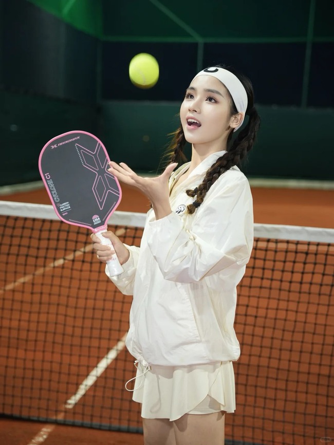 Pickleball girl mặc gì cho chuẩn? Một bên mê váy ngắn mát mẻ, một bên trung thành đồ dài tay - Ảnh 9. Pickleball girl mặc gì cho chuẩn? Một bên mê váy ngắn mát mẻ, một bên trung thành đồ dài tay - Ảnh 9.