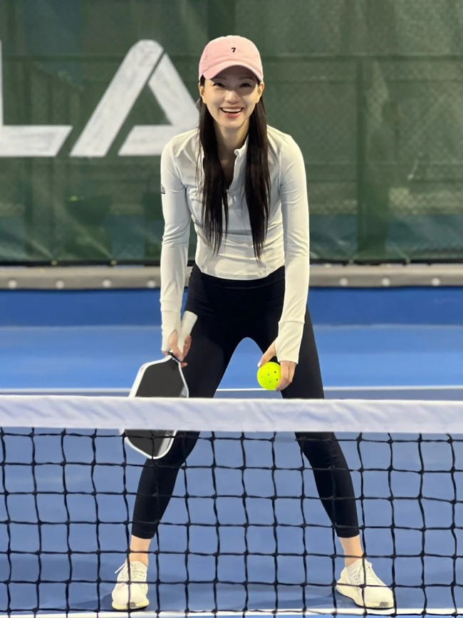 Pickleball girl mặc gì cho chuẩn? Một bên mê váy ngắn mát mẻ, một bên trung thành đồ dài tay - Ảnh 11. Pickleball girl mặc gì cho chuẩn? Một bên mê váy ngắn mát mẻ, một bên trung thành đồ dài tay - Ảnh 11.