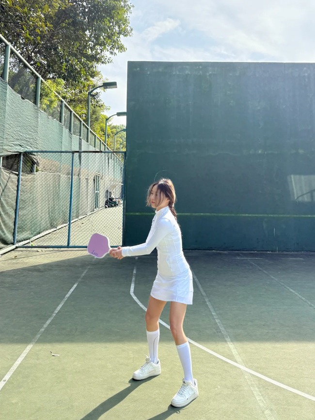 Pickleball girl mặc gì cho chuẩn? Một bên mê váy ngắn mát mẻ, một bên trung thành đồ dài tay - Ảnh 10. Pickleball girl mặc gì cho chuẩn? Một bên mê váy ngắn mát mẻ, một bên trung thành đồ dài tay - Ảnh 10.