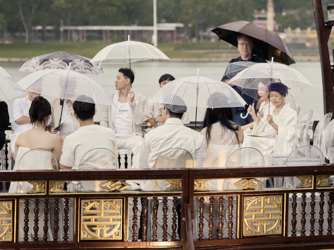 Siêu mẫu Lan Khuê, &quot;ái nữ nghìn tỷ&quot;  Ngọc Thanh Tâm chiêm ngưỡng những mẫu váy cưới thêu tay, dưới trời mưa xứ Huế - Ảnh 8.