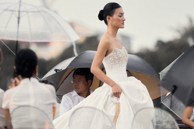 Siêu mẫu Lan Khuê, &quot;ái nữ nghìn tỷ&quot;  Ngọc Thanh Tâm chiêm ngưỡng những mẫu váy cưới thêu tay, dưới trời mưa xứ Huế - Ảnh 10.