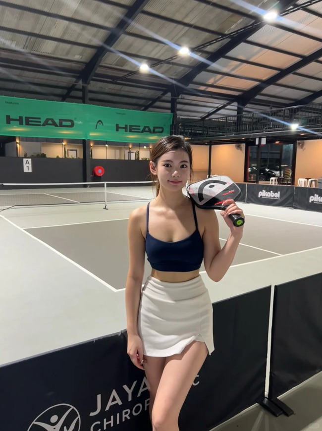 Pickleball girl mặc gì cho chuẩn? Một bên mê váy ngắn mát mẻ, một bên trung thành đồ dài tay - Ảnh 4. Pickleball girl mặc gì cho chuẩn? Một bên mê váy ngắn mát mẻ, một bên trung thành đồ dài tay - Ảnh 4.