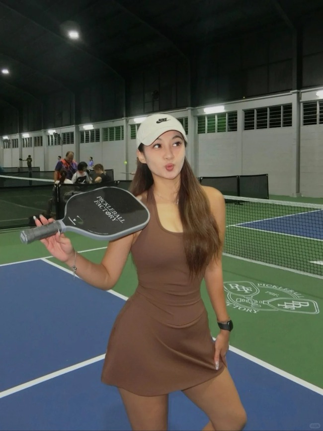 Pickleball girl mặc gì cho chuẩn? Một bên mê váy ngắn mát mẻ, một bên trung thành đồ dài tay - Ảnh 2. Pickleball girl mặc gì cho chuẩn? Một bên mê váy ngắn mát mẻ, một bên trung thành đồ dài tay - Ảnh 2.