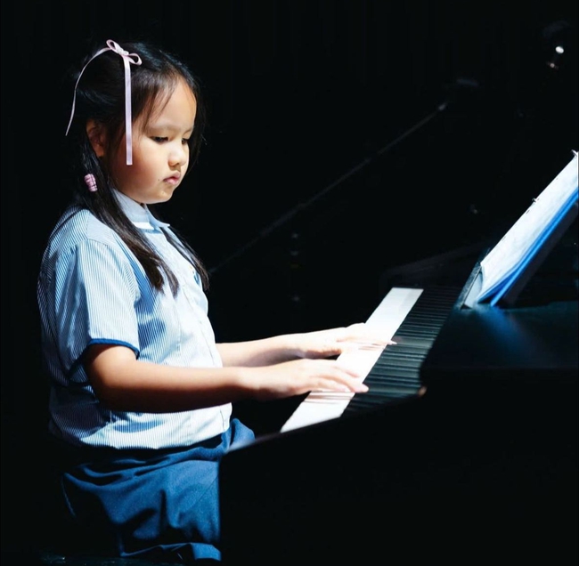 Bé gái chơi đàn gây sốt MXH: Thì ra là có mẹ là siêu mẫu, bố là đại gia hàng trăm tỷ, được dạy dỗ cực khéo! - Ảnh 1. Bé gái chơi đàn gây sốt MXH: Thì ra là có mẹ là siêu mẫu, bố là đại gia hàng trăm tỷ, được dạy dỗ cực khéo! - Ảnh 1.