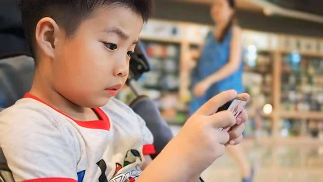 Nói thẳng: Đã đến lúc cha mẹ tự soi lại mình, sai đâu sửa đó, đừng đổ lỗi cho điện thoại, ipad nữa! Làm thế là vô trách nhiệm lắm - Ảnh 1.