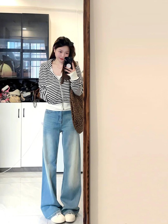 Không phải blazer hay váy hoa, “áo kẻ sọc” mới là item đáng sắm nhất mùa thu - Ảnh 5.