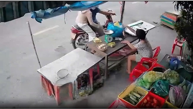 Người phụ nữ tử vong sau khi bị cướp điện thoại: Chân dung 2 đối tượng, cướp xong đi nhà nghỉ - Ảnh 3.