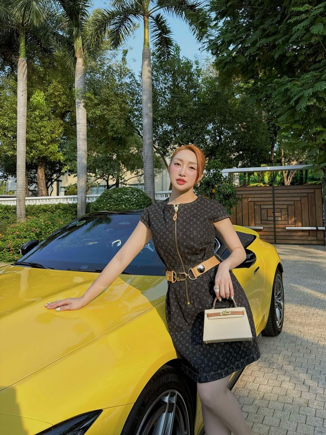 Doanh nhân TP.HCM lấy nam diễn viên hơn 16 tuổi, giờ giàu sang mua đồ hiệu cho con không nhìn giá: Cách nuôi dạy con mới nể! - Ảnh 2.