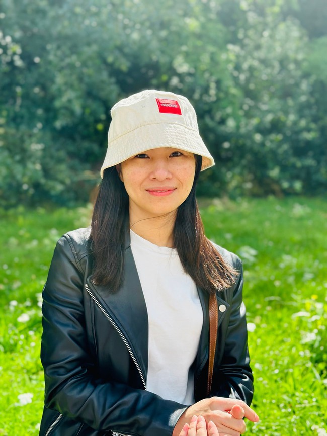 Phó giáo sư Việt nói: 