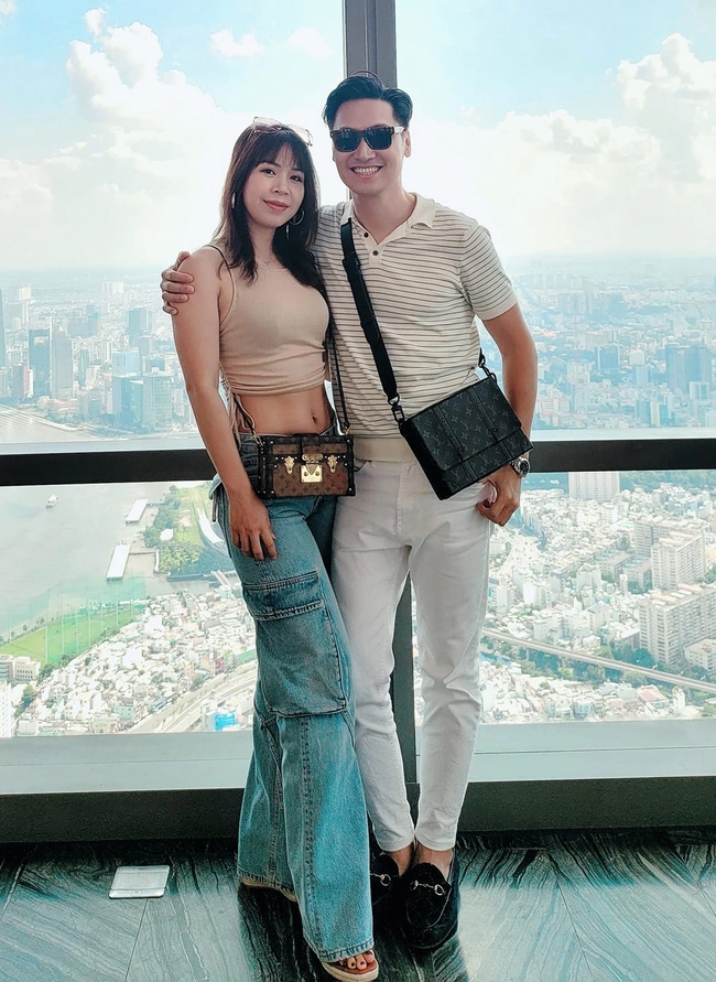 Vợ chồng diễn viên Mạnh Trường ngày càng trẻ trung: Có bí quyết &quot;ăn gian tuổi&quot; mọi cặp đôi nên học hỏi - Ảnh 2.