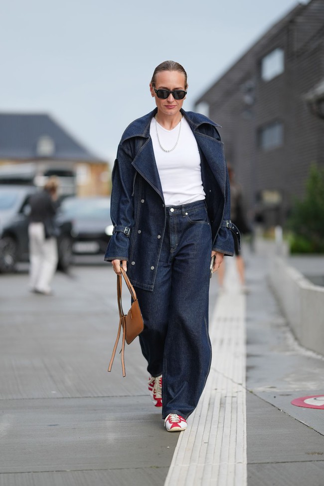 8 xu hướng denim &quot;đốt cháy&quot; Thu/Đông này: Đừng dại dột mặc skinny jeans nếu CHƯA BIẾT điều này! - Ảnh 1.