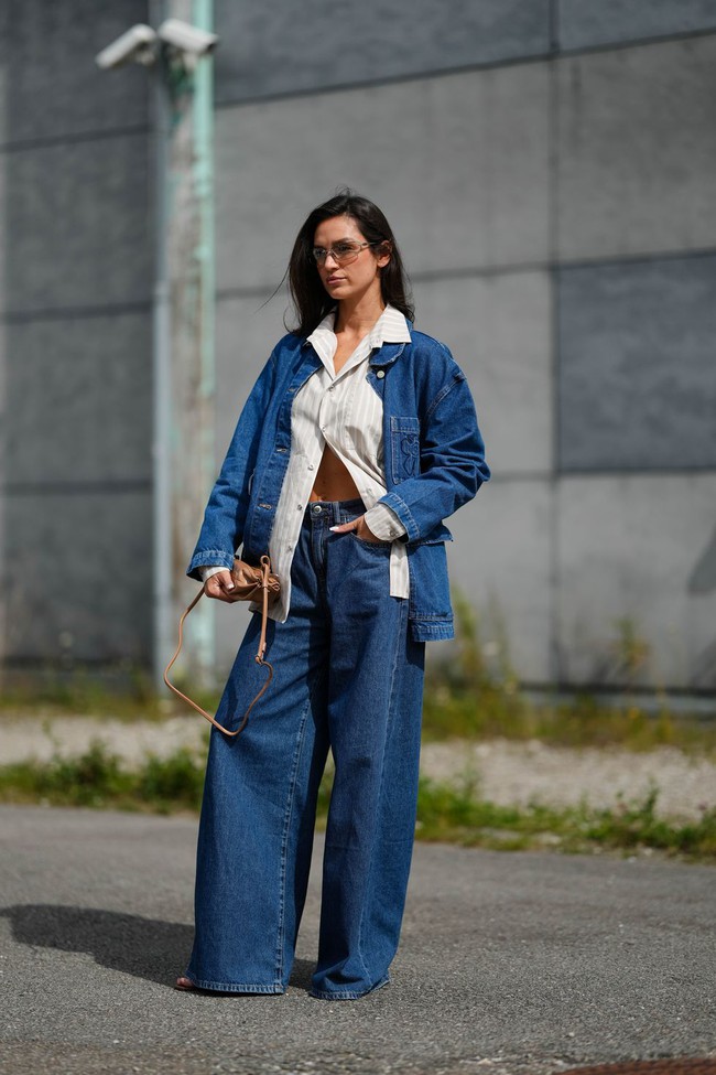 8 xu hướng denim &quot;đốt cháy&quot; Thu/Đông này: Đừng dại dột mặc skinny jeans nếu CHƯA BIẾT điều này! - Ảnh 2.
