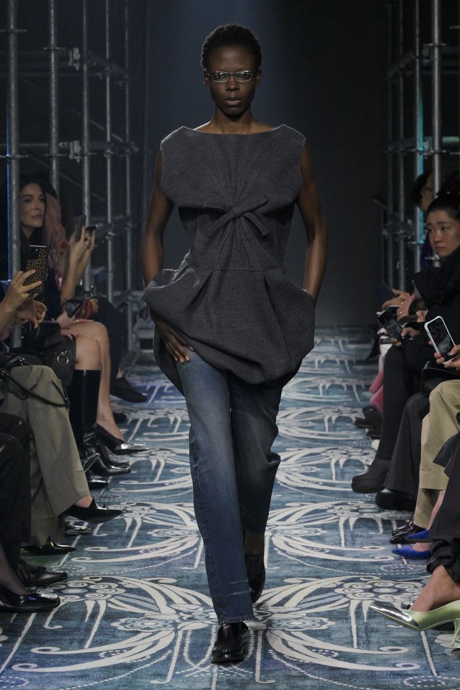 8 xu hướng denim &quot;đốt cháy&quot; Thu/Đông này: Đừng dại dột mặc skinny jeans nếu CHƯA BIẾT điều này! - Ảnh 7.