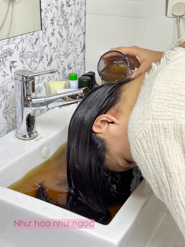 Nghe lời bà ngoại, tôi thử gội đầu bằng lá dâm bụt và phát hiện ra đây chính là “dầu gội tự nhiên” tốt nhất cho tóc - Ảnh 5.