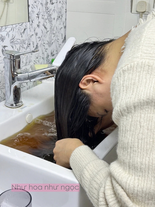 Nghe lời bà ngoại, tôi thử gội đầu bằng lá dâm bụt và phát hiện ra đây chính là “dầu gội tự nhiên” tốt nhất cho tóc - Ảnh 6.