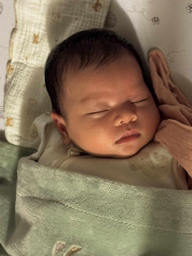 Bà ngoại Văn Thùy Dương chính thức khoe hình cháu ngoại tròn tháng, còn khoe luôn con rể chăm con cực khéo - Ảnh 1.