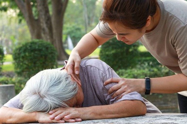 Người đàn ông đột tử khi tập thể dục: Bác sĩ nói “sau 60 tuổi tránh tập luyện vào thời điểm này” - Ảnh 1.
