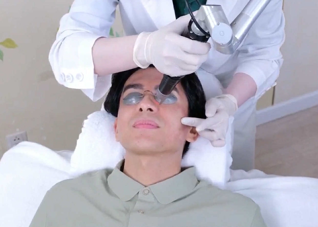Anh Bo Đan Trường U50 da vẫn sáng khỏe, không dấu nám: Rất chăm làm 1 việc để visual 30 năm không đổi, mỗi lần xuất hiện ai cũng muốn chạm vào làn da - Ảnh 2. Anh Bo Đan Trường U50 da vẫn sáng khỏe, không dấu nám: Rất chăm làm 1 việc để visual 30 năm không đổi, mỗi lần xuất hiện ai cũng muốn chạm vào làn da - Ảnh 2.