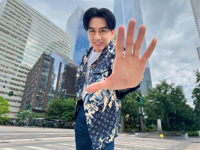 Anh Bo Đan Trường U50 da vẫn sáng khỏe, không dấu nám: Rất chăm làm 1 việc để visual 30 năm không đổi, mỗi lần xuất hiện ai cũng muốn chạm vào làn da - Ảnh 4. Anh Bo Đan Trường U50 da vẫn sáng khỏe, không dấu nám: Rất chăm làm 1 việc để visual 30 năm không đổi, mỗi lần xuất hiện ai cũng muốn chạm vào làn da - Ảnh 4.