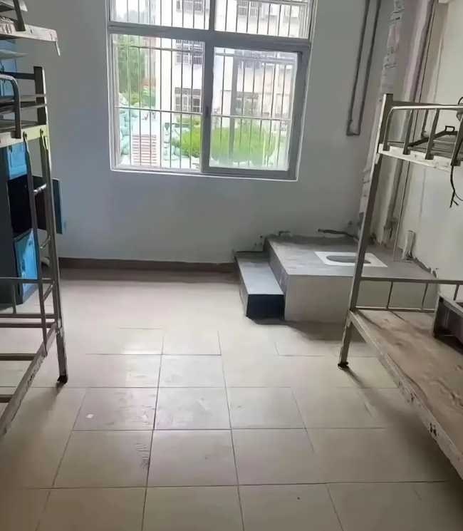 Căn phòng KTX đại học khiến nhiều sinh viên khóc thét, phụ huynh xem ảnh "xót đứt ruột": Sao lại để con tôi ở nơi như này? - Ảnh 1. Căn phòng KTX đại học khiến nhiều sinh viên khóc thét, phụ huynh xem ảnh "xót đứt ruột": Sao lại để con tôi ở nơi như này? - Ảnh 1.