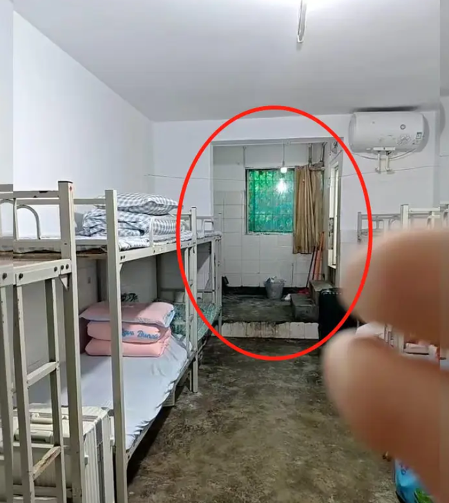 Căn phòng KTX đại học khiến nhiều sinh viên khóc thét, phụ huynh xem ảnh "xót đứt ruột": Sao lại để con tôi ở nơi như này? - Ảnh 2. Căn phòng KTX đại học khiến nhiều sinh viên khóc thét, phụ huynh xem ảnh "xót đứt ruột": Sao lại để con tôi ở nơi như này? - Ảnh 2.