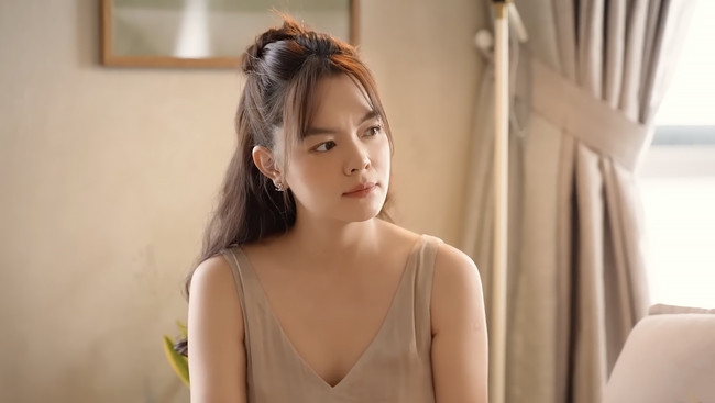 Con gái Phạm Quỳnh Anh bị soi "thái độ" tại sự kiện: Một khoảnh khắc có nên thành thước đo đánh giá nhân cách? - Ảnh 1. Con gái Phạm Quỳnh Anh bị soi "thái độ" tại sự kiện: Một khoảnh khắc có nên thành thước đo đánh giá nhân cách? - Ảnh 1.