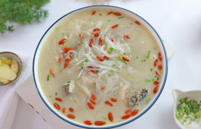 Bát canh dưỡng nhan mùa thu thơm ngon tới giọt cuối cùng: Canh cá nấu củ cải sợi, ngọt thành, ấm dạ dày - Ảnh 1.