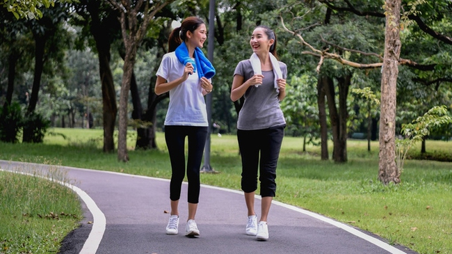 Tôi thấy mình trẻ hẳn ra ở tuổi 40 sau khi đi bộ kiểu này chỉ 1 tháng - Ảnh 1. Tôi thấy mình trẻ hẳn ra ở tuổi 40 sau khi đi bộ kiểu này chỉ 1 tháng - Ảnh 1.