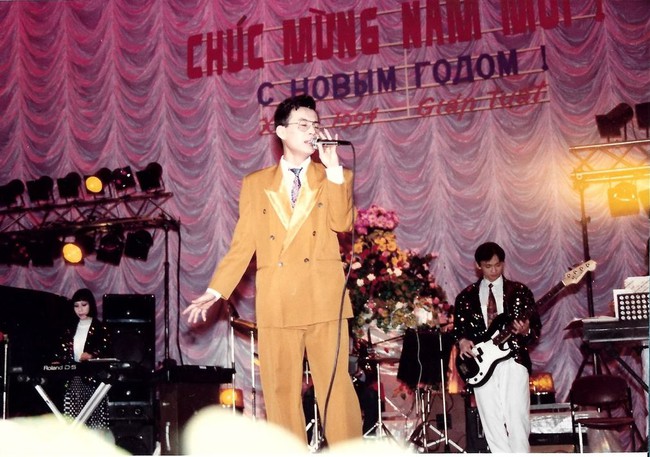 Cậu bé bên phải bức ảnh: Nam ca sĩ có học vấn khủng nhất showbiz Việt, Thủ khoa ĐH Bách khoa TP.HCM, là Thạc sĩ Hoá tại Nga! - Ảnh 3. Cậu bé bên phải bức ảnh: Nam ca sĩ có học vấn khủng nhất showbiz Việt, Thủ khoa ĐH Bách khoa TP.HCM, là Thạc sĩ Hoá tại Nga! - Ảnh 3.
