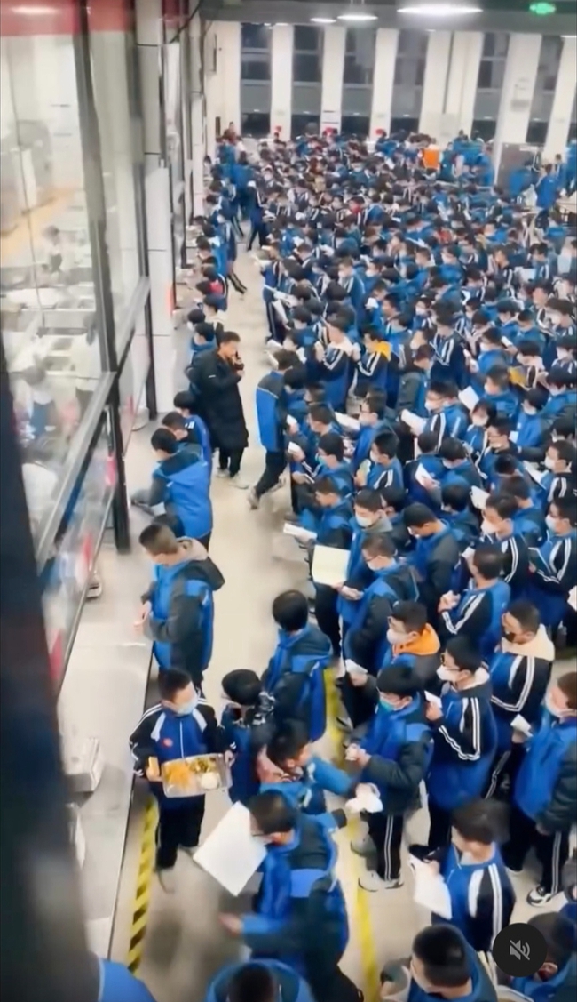 Soi video 1 căn tin trường học, nhiều người phát hiện chi tiết gây choáng váng: Nhìn mà thấy mệt mỏi! - Ảnh 1. Soi video 1 căn tin trường học, nhiều người phát hiện chi tiết gây choáng váng: Nhìn mà thấy mệt mỏi! - Ảnh 1.