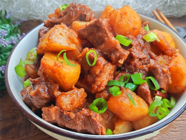 Món hầm mẹ hay nấu mỗi độ thu sang: Chỉ cần một nồi bò hầm khoai tây đã đủ sưởi ấm mâm cơm gia đình - Ảnh 1.