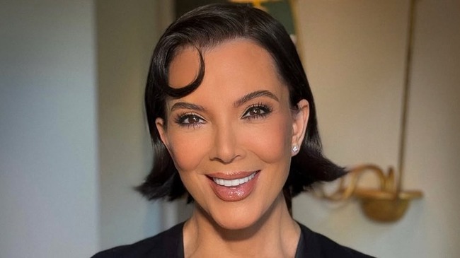 Mẹ của nữ tỷ phú Kim Kardashian U70 da căng mướt đáng kinh ngạc: 15 năm trước đã làm 1 việc vô cùng đúng đắn để lão hóa duyên dáng - Ảnh 3. Mẹ của nữ tỷ phú Kim Kardashian U70 da căng mướt đáng kinh ngạc: 15 năm trước đã làm 1 việc vô cùng đúng đắn để lão hóa duyên dáng - Ảnh 3.