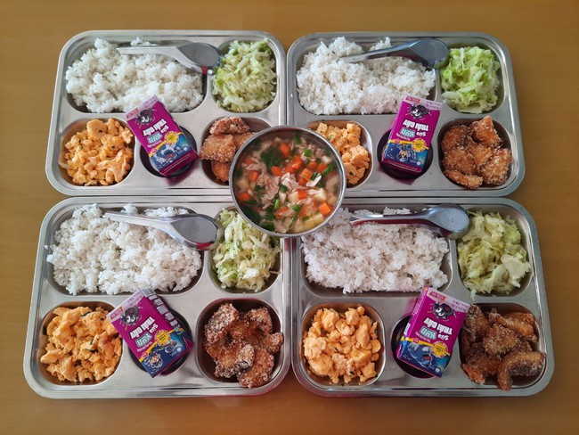 Phụ huynh Hà Nội rần rần khoe bữa ăn bán trú 10 NGHÌN ĐỒNG của con khiến ai nấy “lác mắt”: Chỉ mong con mình cũng được như thế! - Ảnh 2. Phụ huynh Hà Nội rần rần khoe bữa ăn bán trú 10 NGHÌN ĐỒNG của con khiến ai nấy “lác mắt”: Chỉ mong con mình cũng được như thế! - Ảnh 2.