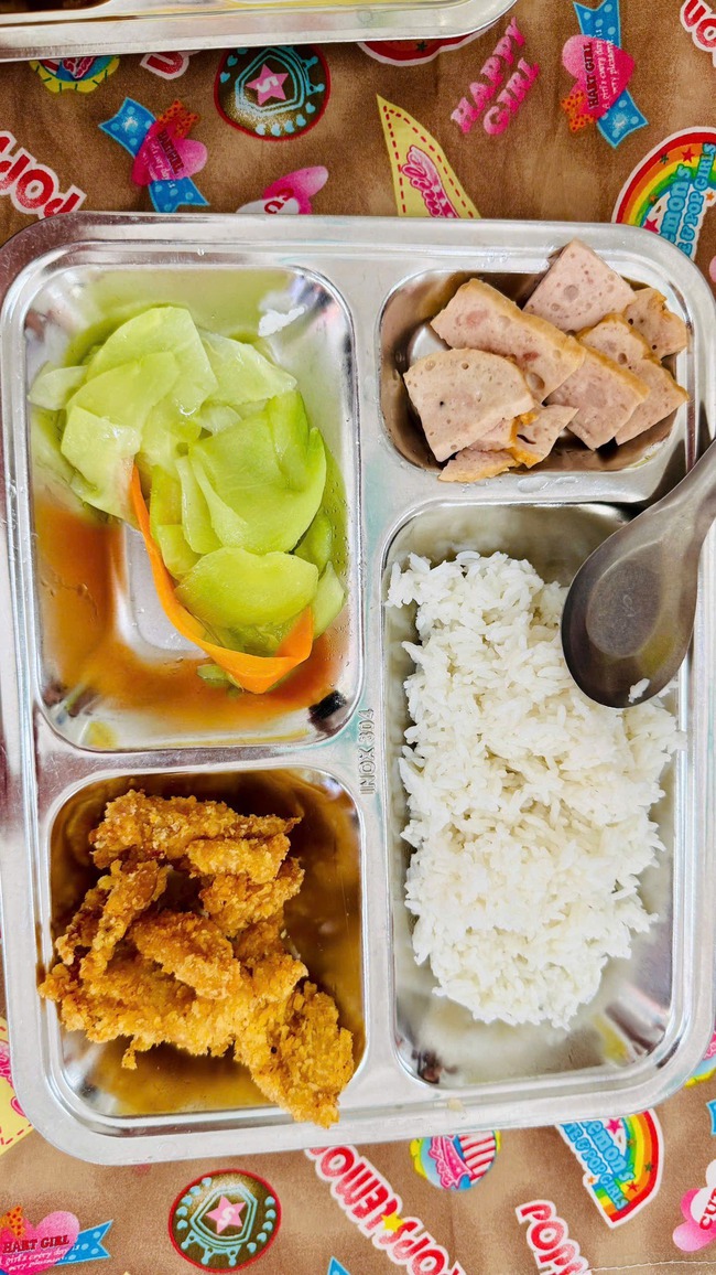 Phụ huynh Hà Nội rần rần khoe bữa ăn bán trú 10 NGHÌN ĐỒNG của con khiến ai nấy “lác mắt”: Chỉ mong con mình cũng được như thế! - Ảnh 6. Phụ huynh Hà Nội rần rần khoe bữa ăn bán trú 10 NGHÌN ĐỒNG của con khiến ai nấy “lác mắt”: Chỉ mong con mình cũng được như thế! - Ảnh 6.