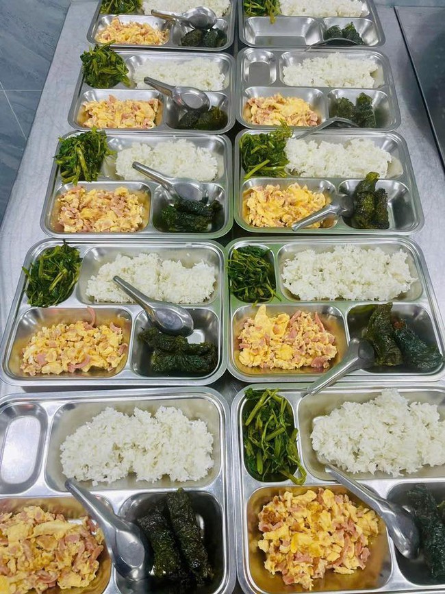 Phụ huynh Hà Nội rần rần khoe bữa ăn bán trú 10 NGHÌN ĐỒNG của con khiến ai nấy “lác mắt”: Chỉ mong con mình cũng được như thế! - Ảnh 1. Phụ huynh Hà Nội rần rần khoe bữa ăn bán trú 10 NGHÌN ĐỒNG của con khiến ai nấy “lác mắt”: Chỉ mong con mình cũng được như thế! - Ảnh 1.