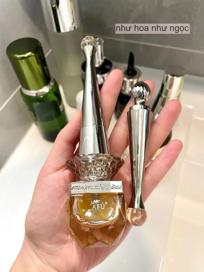 Tôi đã dưỡng mắt bằng dầu suốt 5 năm và bất ngờ với đôi mắt 0 nếp nhăn, 0 quầng thâm - Ảnh 3. Tôi đã dưỡng mắt bằng dầu suốt 5 năm và bất ngờ với đôi mắt 0 nếp nhăn, 0 quầng thâm - Ảnh 3.