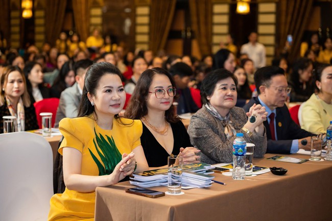 Chăm s&oacute;c t&oacute;c tuổi trung ni&ecirc;n: Từ l&agrave;m đẹp sang g&igrave;n giữ sức khỏe - Ảnh 1.