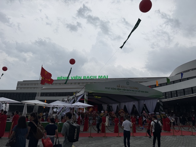 Khai trương Bệnh viện Bạch Mai cơ sở Ninh Bình, đưa dịch vụ y tế tuyến cuối đến gần người dân - Ảnh 1.