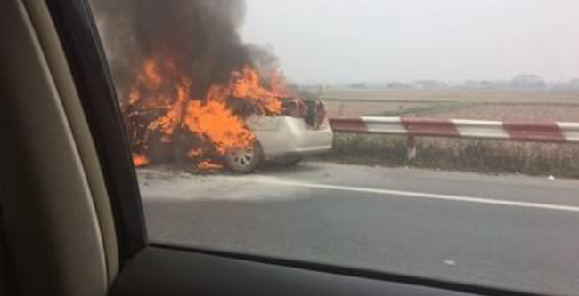 Hà Nội: 5 người chạy thoát khỏi chiếc xe bốc cháy trên cao tốc Pháp Vân - Ảnh 1.