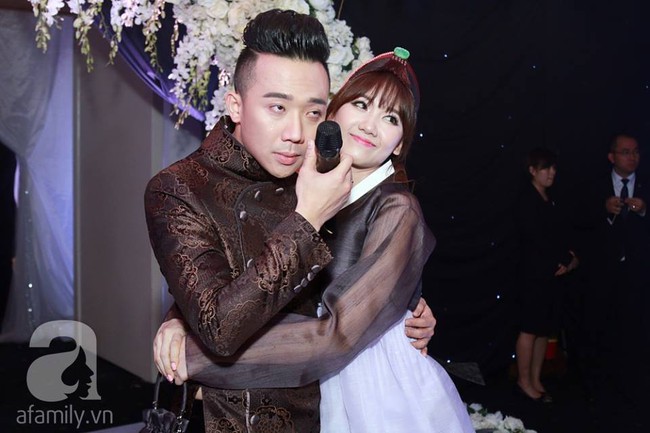 Trấn Th&agrave;nh đưa tay gạt nước mắt, Hari Won cười an ủi trong đ&aacute;m cưới cổ t&iacute;ch - Ảnh 22.
