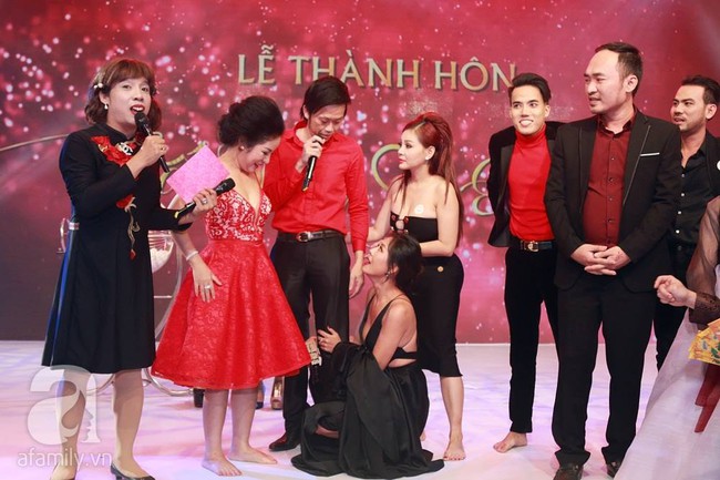 Trấn Th&agrave;nh đưa tay gạt nước mắt, Hari Won cười an ủi trong đ&aacute;m cưới cổ t&iacute;ch - Ảnh 28.