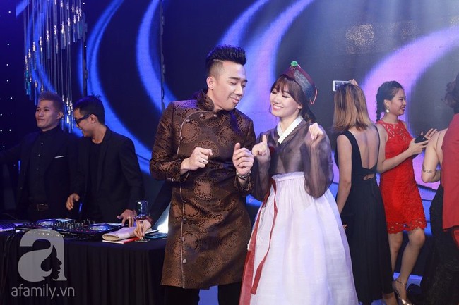 Trấn Th&agrave;nh đưa tay gạt nước mắt, Hari Won cười an ủi trong đ&aacute;m cưới cổ t&iacute;ch - Ảnh 29.