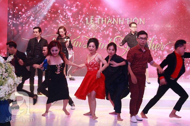 Trấn Th&agrave;nh đưa tay gạt nước mắt, Hari Won cười an ủi trong đ&aacute;m cưới cổ t&iacute;ch - Ảnh 27.