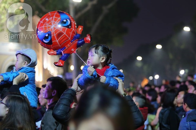 Những nụ hôn, cái ôm ấm áp và nụ cười hạnh phúc trong khoảnh khắc tiễn năm cũ, chào 2017 - Ảnh 23.