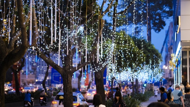 Thiên đường ánh sáng đẹp như trong cổ tích đêm Sài Gòn trước Giáng sinh - Ảnh 17.