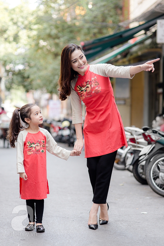 Những thiết kế áo dài cách điệu để mẹ và bé thật duyên dáng dạo phố đón xuân - Ảnh 5.
