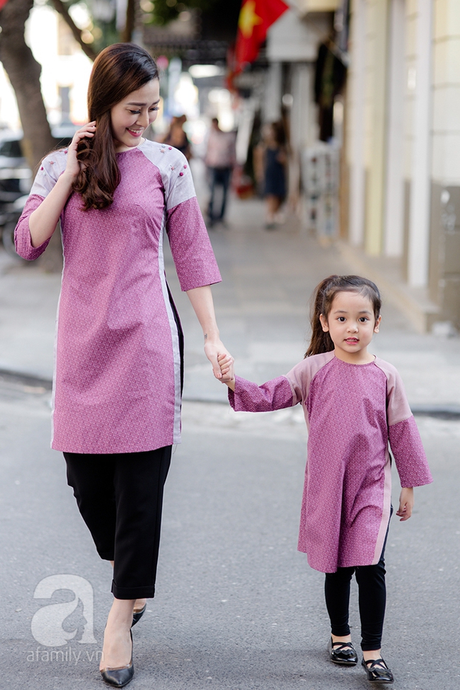 Những thiết kế áo dài cách điệu để mẹ và bé thật duyên dáng dạo phố đón xuân - Ảnh 9.