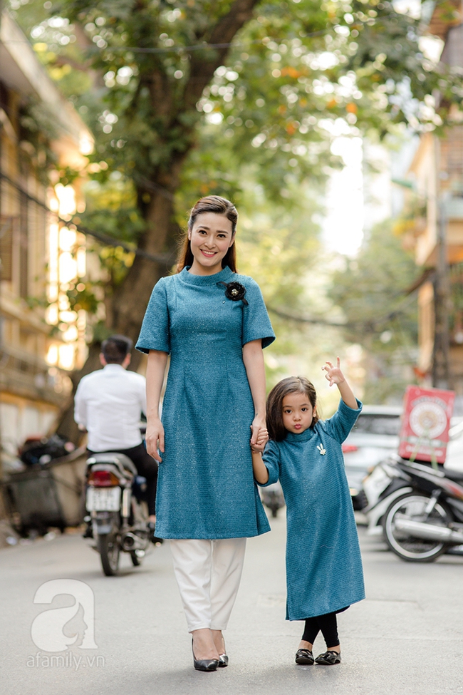 Những thiết kế áo dài cách điệu để mẹ và bé thật duyên dáng dạo phố đón xuân - Ảnh 13.